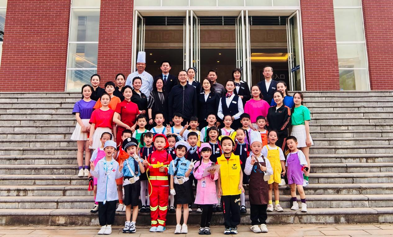 幼儿园（吾悦园区）荣获开云·（中国）集团有限公司,2025职业装服饰秀活动最